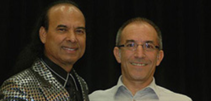 Bikram Choudhury con Carlos Mora